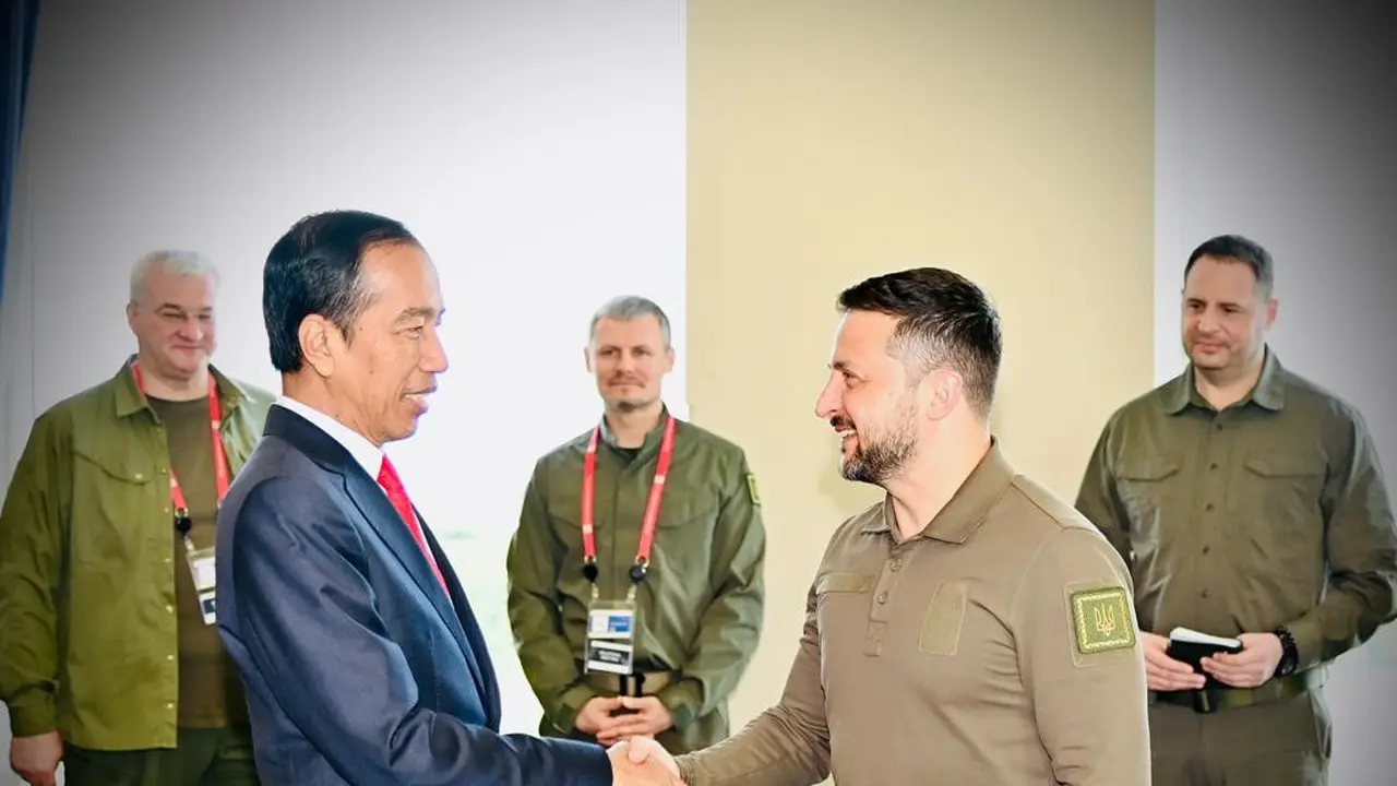 Presiden Jokowi mengadakan pertemuan bilateral dengan Presiden Ukraina, Volodymyr Zelenskyy, di sela-sela KTT G7 dan mitra yang digelar di Hotel Grand Prince, Hiroshima, Jepang, pada Minggu, (21/5/2023).