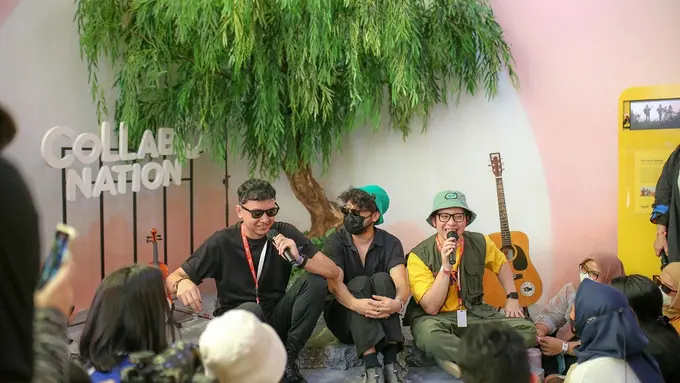 Momen Iga Massardi dan Kunto Aji bercengkrama dengan penggemar di Dunia Collabonation hari pertama. (Foto: Istimewa)