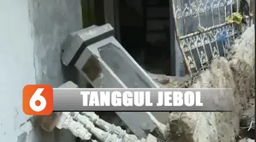 Saat banjir melanda di awal Januari lalu, debit air yang besar membanjiri perumahan warga akibat jebolnya tanggul ini.