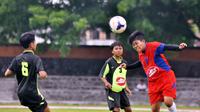 Pesepak bola putri bertanding dalam turnamen bertajuk Trofeo Bengawan Cup. Putri Mataram keluar sebagai juara dalam turnamen yang juga diikuti Putri Surakarta dan Putri Kediri. (Bola.com/Romi Syahputra)