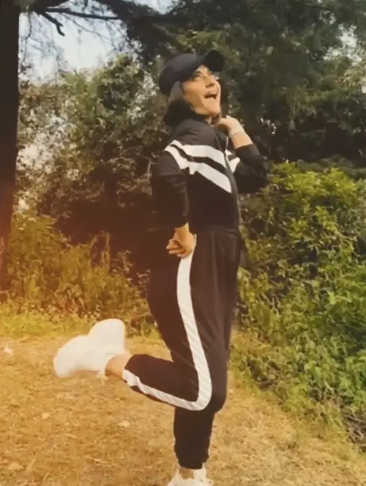 Kajol pun memerlihatkan potongan rambut pendek khas Anjali yang memiliki karakter tomboy pada film tersebut.  [@kajol]