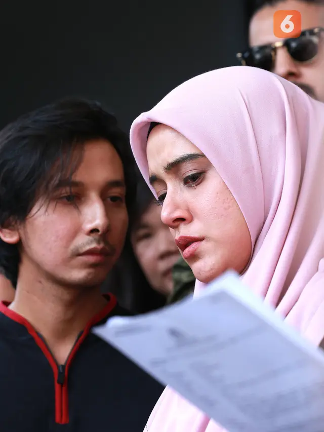 [Fimela] Fairuz A. Rafiq dan Kuasa Hukum Hotman Paris