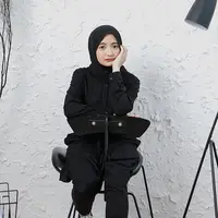 Stand up komedian lulusan dari Universitas Islam Negeri Syarif Hidayatullah Jakarta ini penampilannya kini kian menawan. Terlebih saat Arafah Rianti tampil menawan dengan mengenakan outfit serba hitam. Penampilannya ini tuai pujian dari netizen. (Liputan6.com/IG/@arafahrianti)