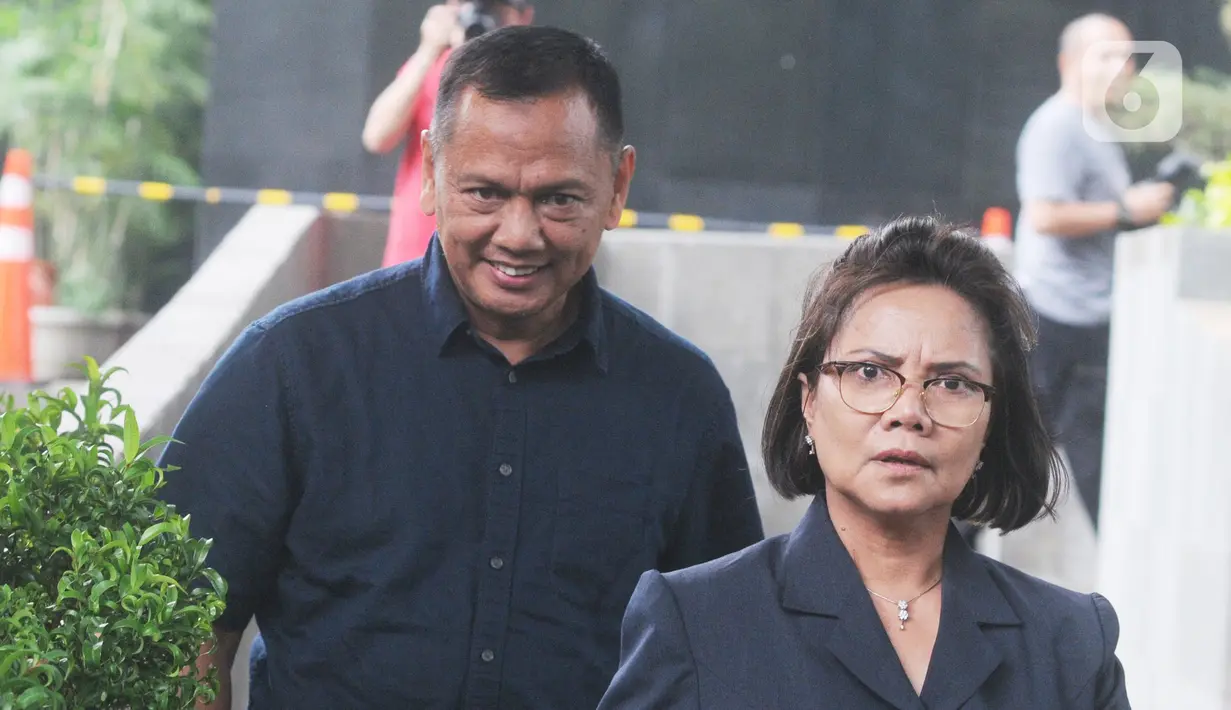 Direktur Operasional PT Pupuk Indonesia Logistik (PILOG), Budiarto (kiri) meninggalkan gedung KPK usai pemeriksaan di Jakarta, Selasa (26/11/2019). Budiarto diperiksa untuk melengkapi berkas penyidikan tersangka Direktur PT Humpuss Transportasi Kimia (HTK) Taufik Agustono. (merdeka.com/Dwi Narwoko)