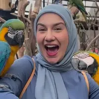 Momen Irish Bella saat berkunjung ke kebun binatang curi perhatian. Perempuan keturunan Belgia ini tampak tersenyum lepas saat dikerubungi oleh burung kakatua. Potret bahagia Irish Bella ini banjir pujian. (Liputan6.com/IG/_irishbella_)