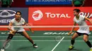 Pebulutangkis ganda putri Indonesia, Greysia Polii/Nitya mengembalikan bola ke arah Tian Qing/Zhao Yunlei (Tiongkok) di Total BWF World Championships 2015, Jakarta, Sabtu (15/8/2015). Greysia/Nitya kalah 8-21, 16-21. (Liputan6.com/Helmi Fithriansyah)