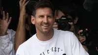 Messi berangkat dengan seluruh keluarganya, istri dan tiga anaknya. Mereka bertolak setelah kesepakatan dengan PSG tercapai, Selasa siang. (Foto: AP/Francois Mori)