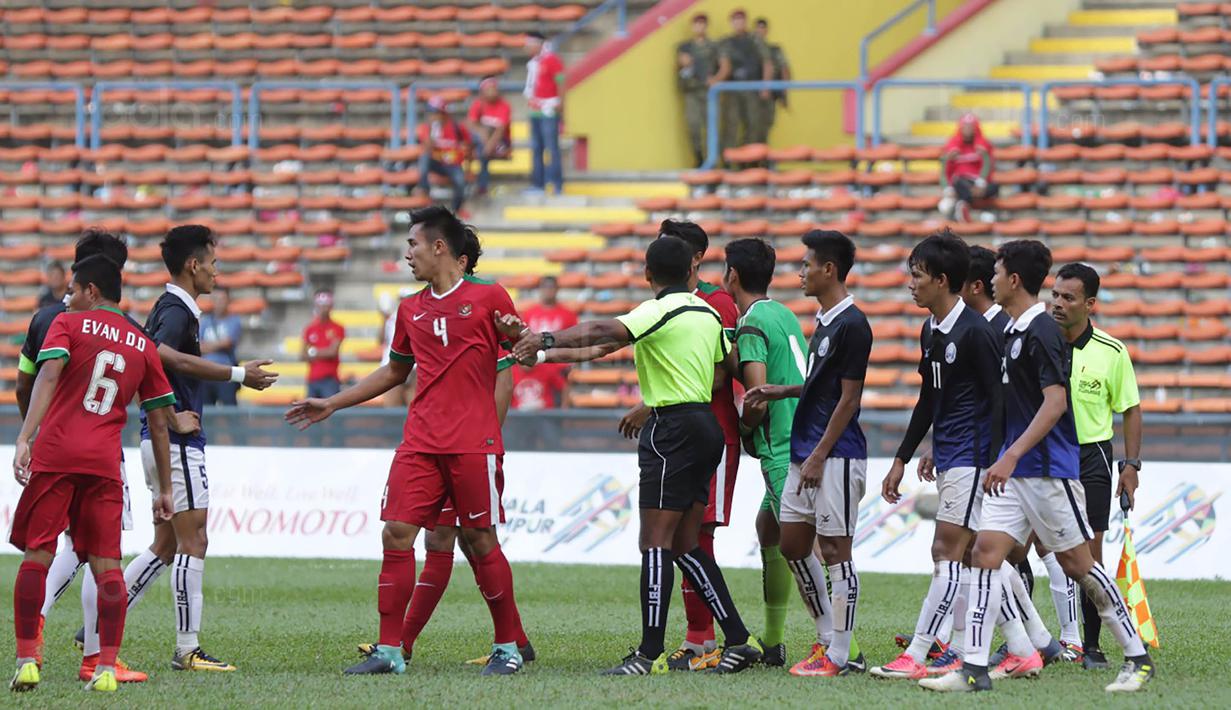 Para pemain timnas Indonesia terlibat pertikaian dengan pemain Kamboja di Stadion Shah Alam, Selangor, Kamis, (24/8/2017). Indonesia menang 2-0 atas Kamboja. (Bola.com/Vitalis Yogi Trisna)