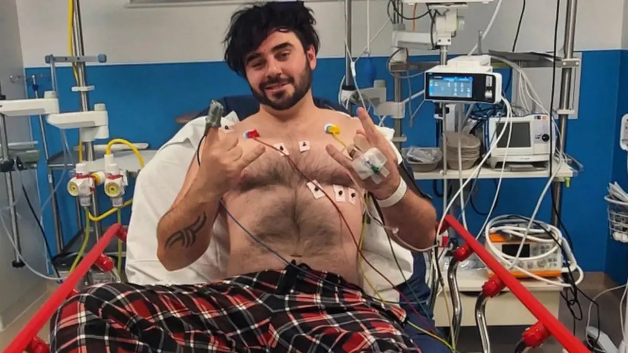 Aiden Rowan, 33 tahun, sedang bermain video game di ruang tamunya ketika dia disambar petir. Dok: Instagram/stormstruckcosplay