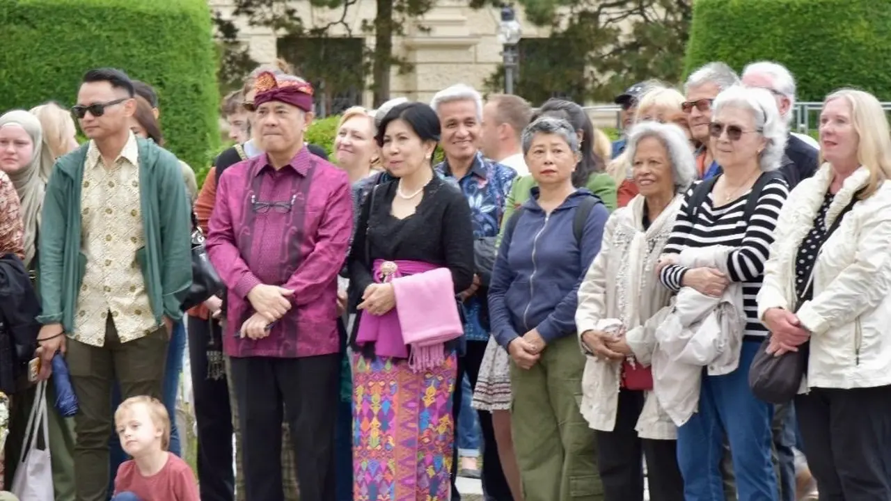 Duta Besar/Wakil Tetap RI untuk Austria, Slovenia, PBB, dan Organisasi Internasional di Wina Damos Dumoli Agusman (memakai udeng) menyaksikan "Indonesian Street Festival" pada Sabtu, 1 Juni 2024.