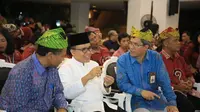 Bupati Anas dan Bob Saril (udeng hijau) saat peresmian jaringan listrik di TN Alas Purwo beberapa hari lalu. (Foto:©2020 Merdeka.com)