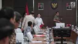 Menko PMK, Puan Maharani berjabat tangan dengan peserta Rapat Tingkat Menteri (RTM) di Kantor Kemenko PMK, Jakarta, Rabu (1/11). Rapat membahas implementasi Perpres 95/2017 tentang Peningkatan Prestasi Olah Raga Nasional. (Liputan6.com/Faizal Fanani)