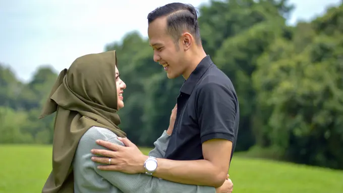 couple romantis bahagia muslim hijab