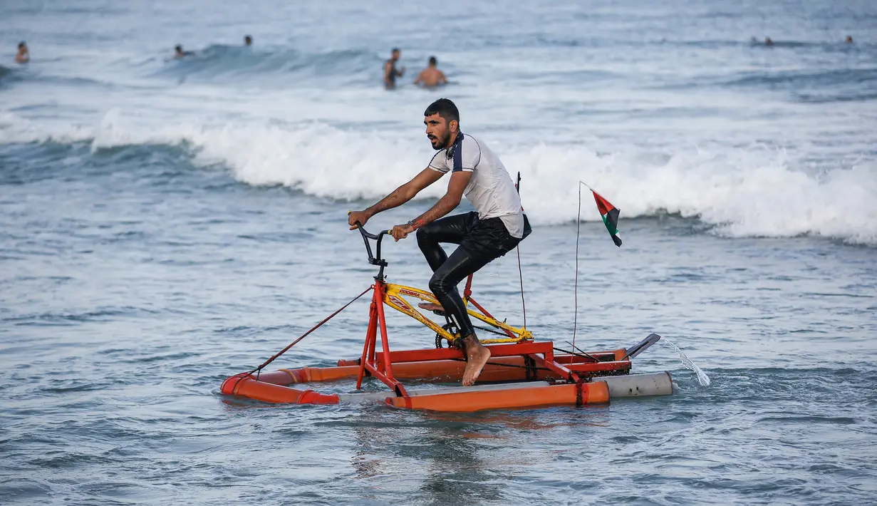 Nelayan Palestina menguji perahu kayuh yang dibuat khusus dari bahan daur ulang di sepanjang pantai di Beit Lahia, Jalur Gaza pada 29 September 2020. (Photo by MOHAMMED ABED / AFP)