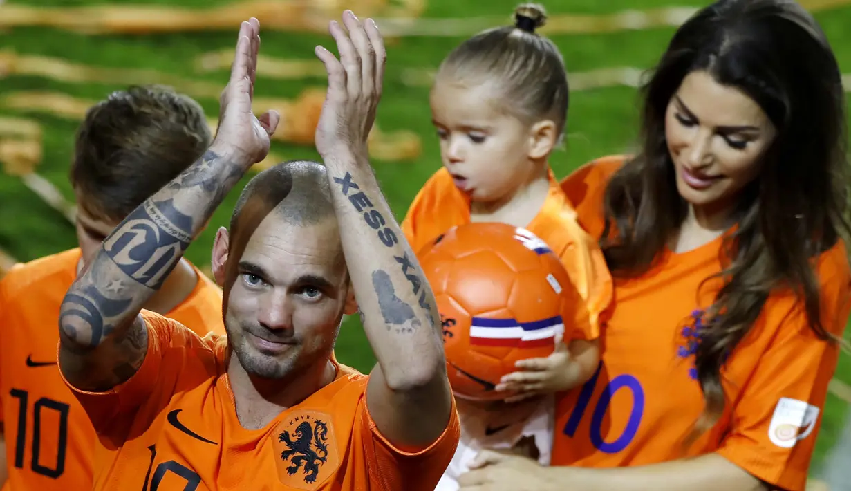 Pemain Belanda, Wesley Sneijder, menyapa suporter usai menjalani laga terakhir bersama timnas Belanda di Stadion Johan Cruijff, Amsterdam, Kamis (6/9/2018). Sneijder telah mencatatkan 134 penampilan dan menyumbang 31 gol. (AP/Peter Dejong)