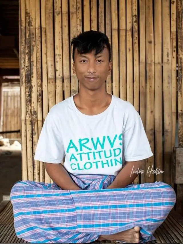 6 Editan Foto Seleb Dunia Pakai Sarung Ini Bikin Tepuk Jidat, Kocak