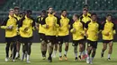 Para pemain Dortmund melakukan pemanasan saat latihan di Guangdong, Cina, Senin (17/7/2017). Dortmund akan menghadapi AC Milan pada laga International Champions Cup. (AFP)