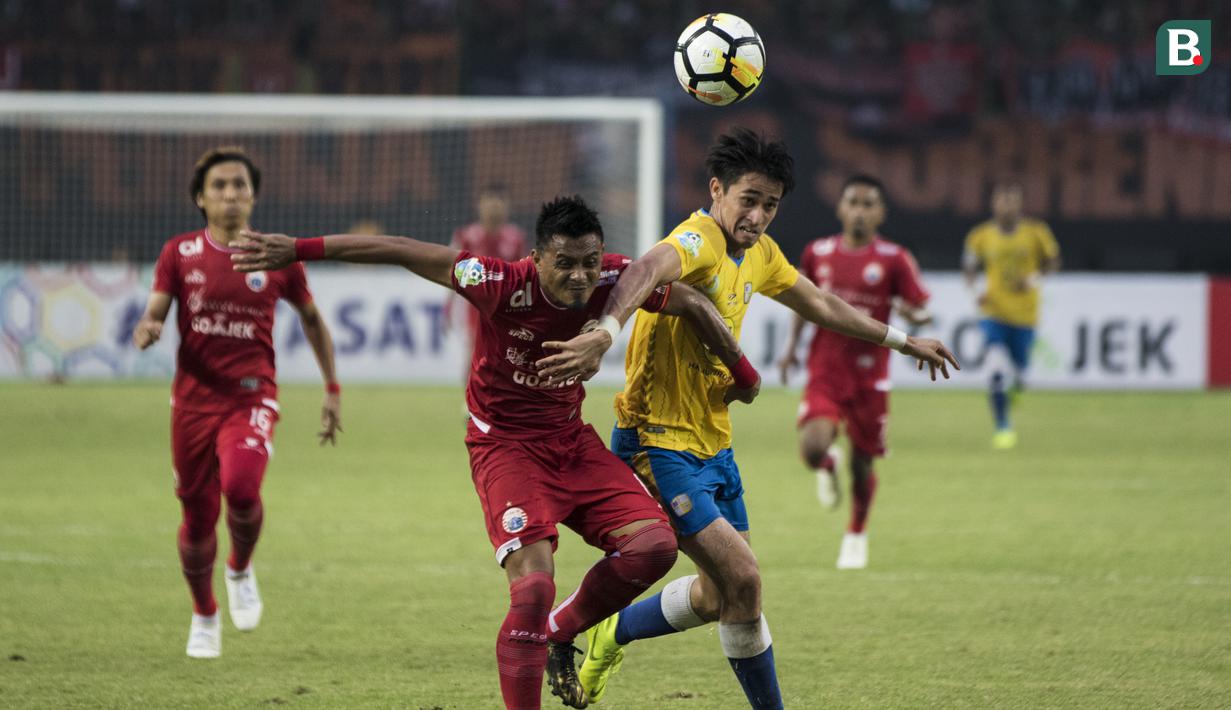 Gelandang Barito Putera, Gavin Kwan, berebut bola dengan bek Persija Jakarta, Maman Abdurrahman, pada laga Liga 1 di Stadion Patriot, Jawa Barat, Selasa (30/10). Persija menang 3-0 atas Barito. (Bola.com/Vitalis Yogi Trisna)