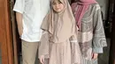 Sienna juga tampil menjadi cewek bumi, dengan kerudung instan dan dress lace cokelatnya.  Credit: (@nesyanabila)