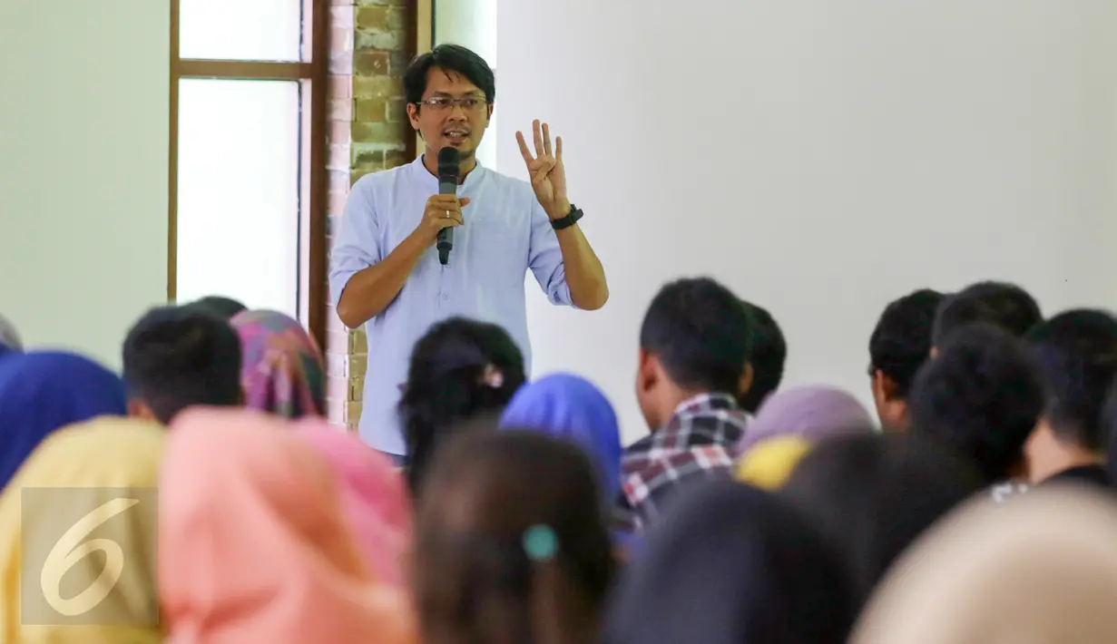 Redaktur Eksekutif Liputan6.com, Andi Muhyiddin saat memberikan materi Mobile Journalism (Mojo) di UNNES, Gunung Pati, Semarang, Rabu (5/4). Hari pertama workshop Journalism EGTC 2017 diisi dengan beragam materi. (Liputan6.com/Yoppy Renato)