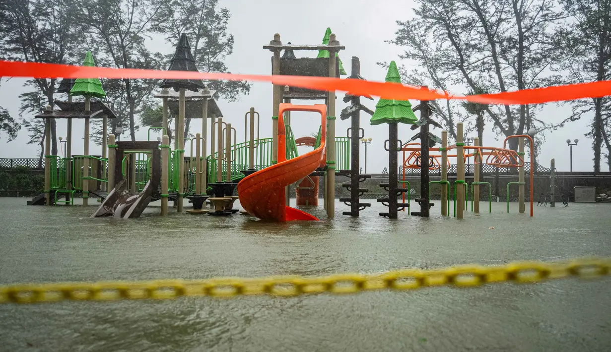Sejumlah jalan utama di Hong Kong tampak lengang setelah otoritas setempat meminta warga untuk tetap berada di dalam rumah. (Leung Man Hei/AFP)