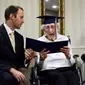 Seorang wanita lanjut usia tak kuasa menahan tangis saat diwisuda ketika umurnya mencapai 97 tahun. (Doc: USA Today)