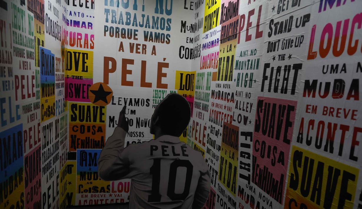 NR Sports merupakan perusahaan milik Neymar da Silva Santos Sr, ayah dari megabintang Brasil saat ini, Neymar. Tampak dalam foto, detail Museum Pele terlihat setelah pengumuman akuisisi merek mendiang legenda sepak bola Brasil, Pele, oleh NR Sports di Santos, Sao Paulo, Brasil, pada Selasa 25 November 2025. (Miguel SCHINCARIOL/AFP)