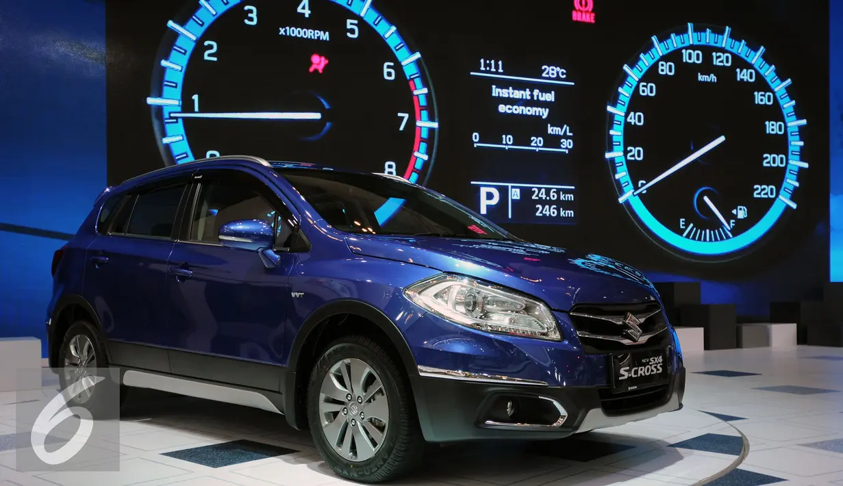 Sebuah mobil keluaran terbaru dari Suzuki dipamerkan pada GIIAS 2016 di ICE BSD City Serpong, Banten, Kamis (11/8). Suzuki SX4 S-Cross tersebut dipasarkan mulai Rp 246.900 hingga 259.900 juta otr. (Liputan6.com/Helmi Fithriansyah)