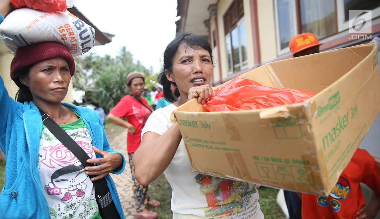 Warga pengungsi Gunung Agung menerima bantuan makanan berupa mi instan dan beras di Posko Pengungsi Rendang, Bali, Sabtu (2/12). Bantuan makanan tersebut berasal dari pemerintah serta donatur. (Liputan6.com/Immanuel Antonius)