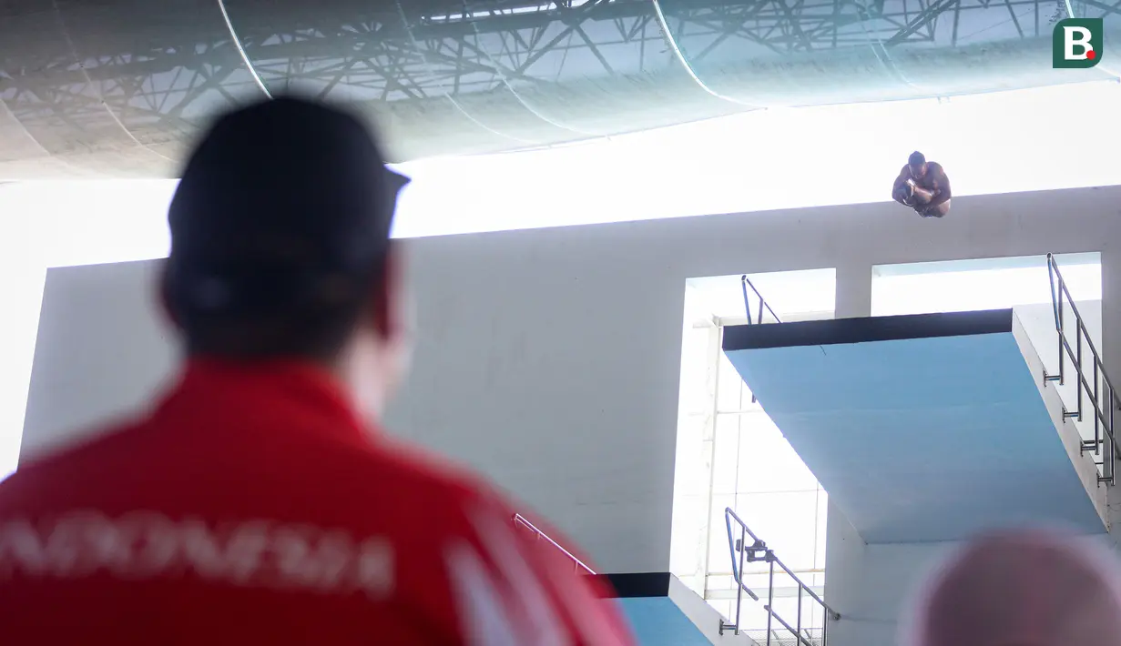 Menteri Pemuda dan Olahraga Republik Indonesia, Dito Ariotedjo melihat aksi atlet loncat indah saat meninjau Pelatnas Tim Renang Indonesia menjelang SEA Games 2023 di Stadion Akuatik GBK, Senayan, Jakarta, Rabu (05/04/2023). Indonesia akan mengikuti perhelatan olahraga terbesar Asia Tenggara tersebut pada 5 hingga 17 Mei 2023 di Kamboja. (Bola.com/Bagaskara Lazuardi)