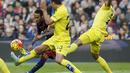 Pemain Barcelona Neymar (kiri)  melakukan tembakan saat dhadang para pemain Villarreal pada lanjutan La Liga Spanyol di Stadion Camp Nou, Barcelona, Spanyol, MInggu (8/11/2015). (REUTERS/Albert Gea)