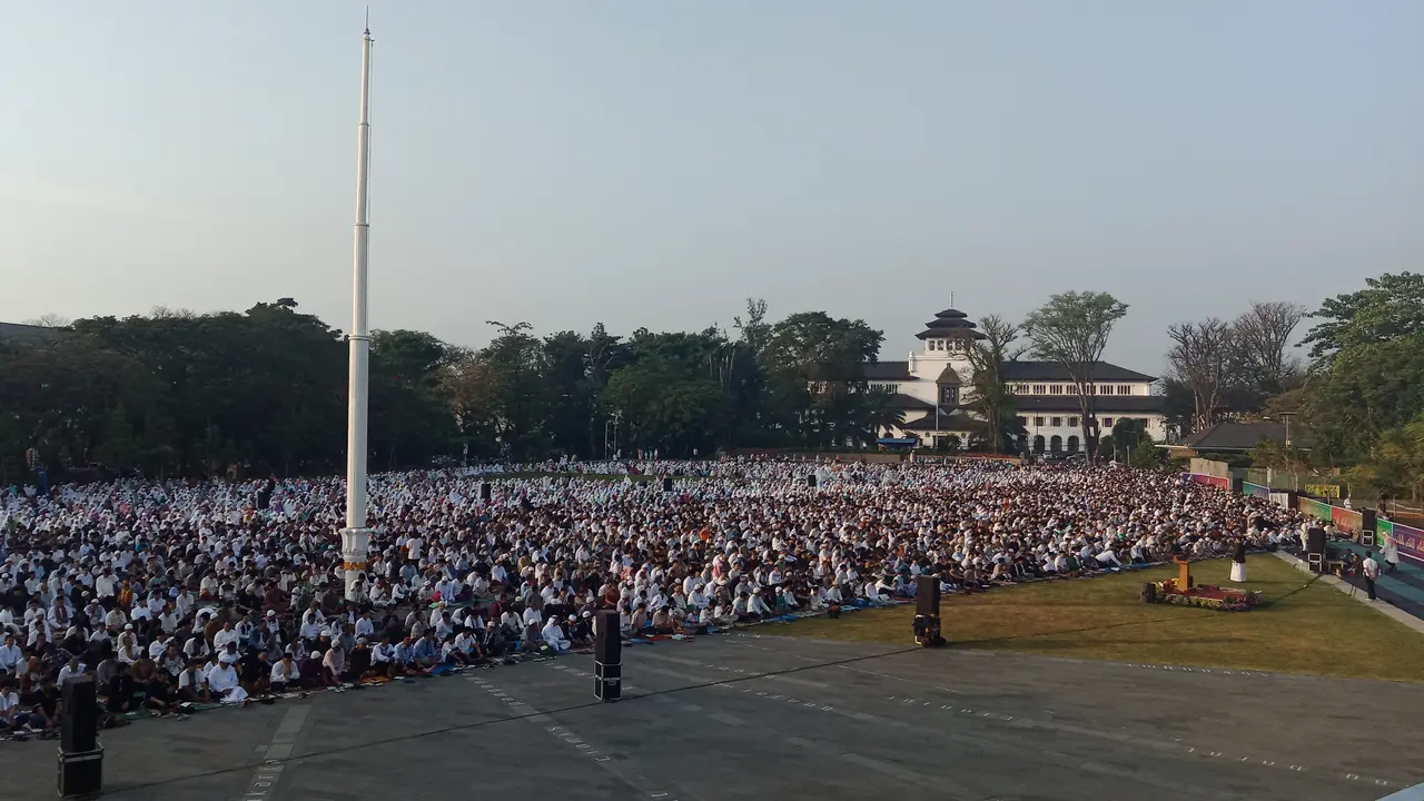 Ribuan warga salat Id