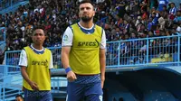 Ahmet Atayev bersama Ridwan Tawainella saat pemanasan pada laga Arema vs Persela di Stadion Kanjuruhan, Malang, (7/7/2018). (Bola.com/Iwan Setiawan)