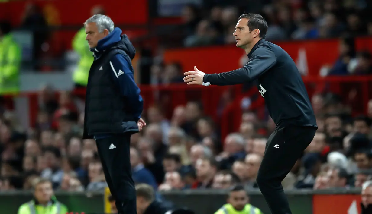 Manajer Derby County Frank Lampard (kanan) dan Manajer Manchester United Jose Mourinho (kiri) memberi dukungan kepada timnya saat bertanding di Piala Liga Inggris di Old Trafford, Manchester, Inggris, Selasa (25/9). (Martin Rickett/PA via AP)