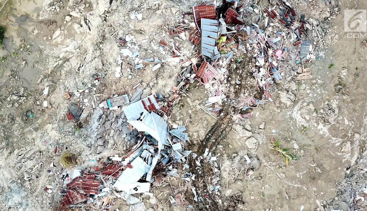 Pantauan udara ratusan rumah terendam lumpur dan tanah di Petobo, Palu Selatan, Sulawesi Tengah, Rabu (3/10). Fenomena likuifaksi tersebut terjadi pasca gempa berkekuatan 7,4. (Liputan6.com/Fery Pradolo)