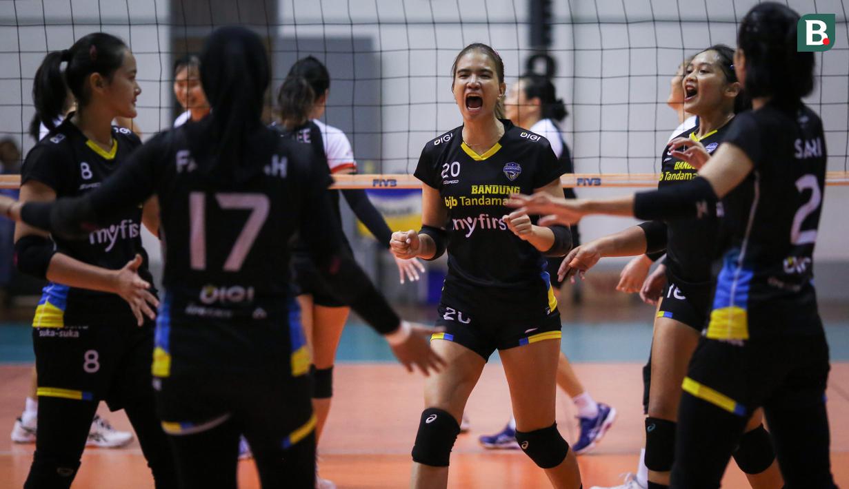 Laga pun dimenangankan oleh Bandung Bjb Tandamata. Shella Bernadetha Cs berhasil menutup laga dengan skor 5-0 (25-17, 25-22, 25-13, 26-24, dan 25-19). (Bola.com/Bagaskara Lazuardi)