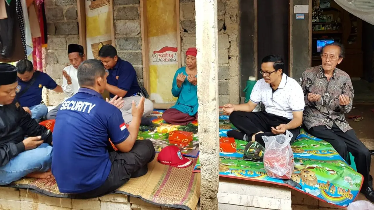 PT Sentul City Tbk membantu keluarga Nawawi di Karang Tengah, Bogor, Jawa Barat, yang menjadi korban bencana, Jumat (01/03/2019).