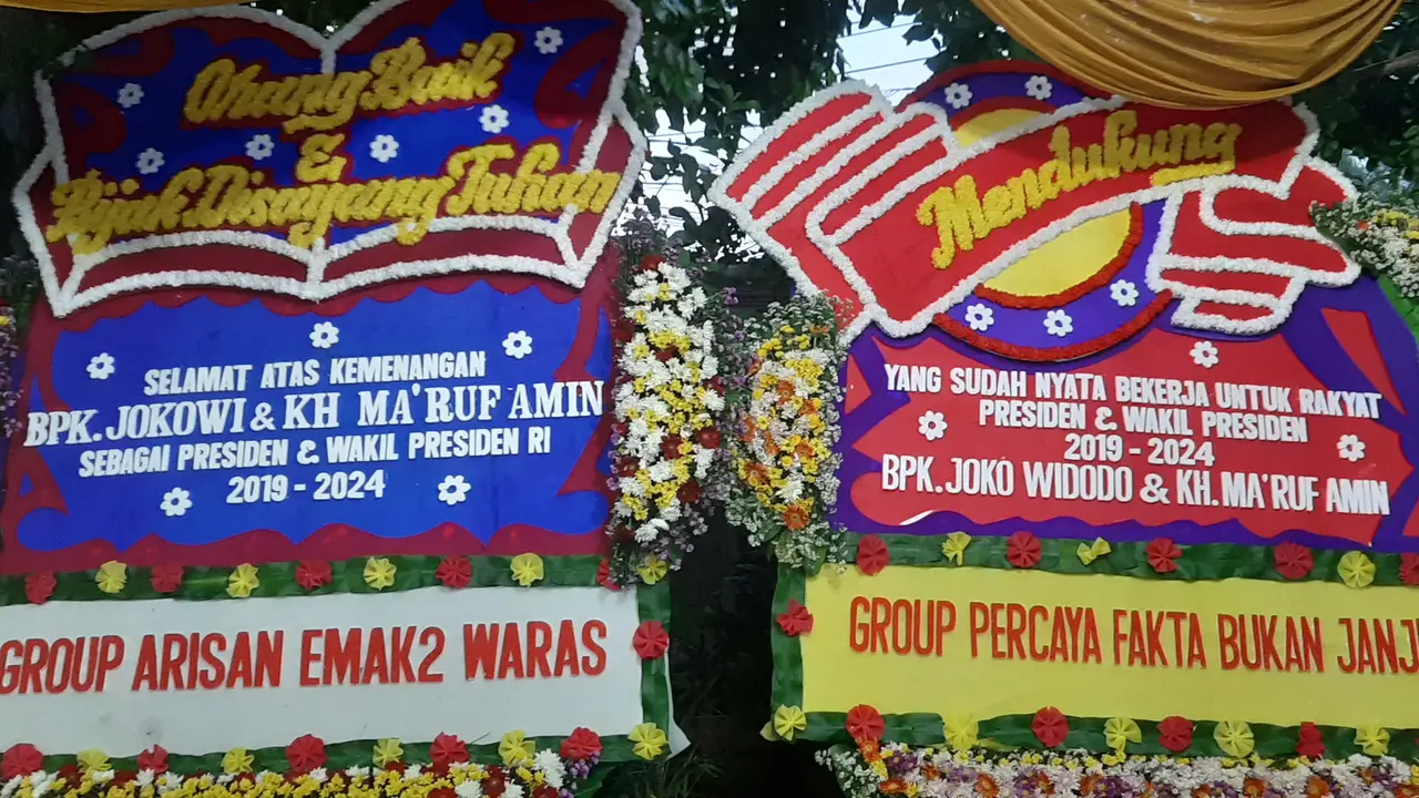 Kantor Media Center Tim Kampanye Nasional 01 Joko Widodo-Ma'ruf Amin mendapatkan kiriman karangan bunga ucapan selamat.