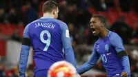  Pemain Belanda, Vincent Janssen merayakan golnya bersama rekannya, Georginio Wijnaldum pada laga persahabatan di Stadion Wembley, London, Rabu (30/3/2016) dini hari WIB. Belanda menang 2-1. (Reuters/Stefan Wermuth)