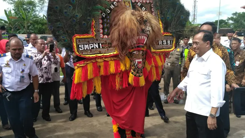 Menhub Budi Karya Disambut Reog Ponorogo (Foto: Achmad Liputan6.com)