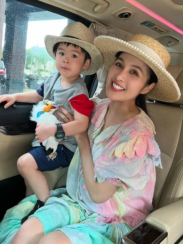 Tampil Harmonis, INi 7 Potret Sandra Dewi Liburan Bareng Suami dan Anak Ke Bali