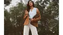 Gaya kasual OChi satu ini juga bisa dijadikan sebagai inspirasi. Agar pernampilan tidak terlihat terlalu polos, memakai jaket atau blazer berwarna cokelat seperti ini juga terlihat manis. (Liputan6.com/IG/@ochi24)
