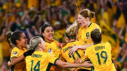 Sejumlah pemain Timnas Australia melakukan selebrasi setelah menang atas Prancis pada babak adu penalti saat perempat final Piala Dunia Wanita 2023 di Brisbane Stadium, Brisbane, 12 Agustus 2023. (AFP/Patrick Hamilton)