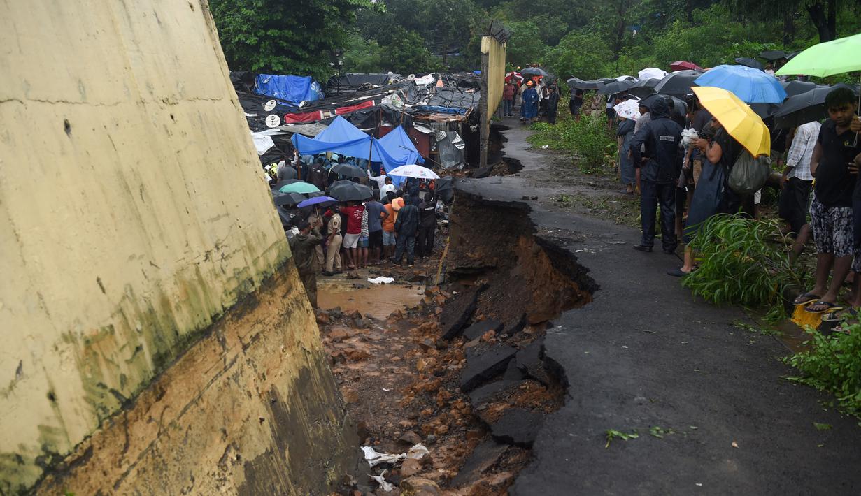 FOTO Tembok Runtuh Diterjang Hujan Deras 15 Orang Tewas 