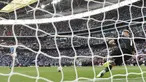 Kiper Arsenal, Aaron Ramsdale, berhasil menghalau bola tendangan pemain Manchester City, Rodri, pada laga Community Shield di Stadion Wembley, London, Minggu (6/8/2023). Arsenal mengalahkan Manchester City 4-1 lewat adu penalti setelah bermain imbang 1-1 selama 90 menit. (AFP/Glyn Kirk)