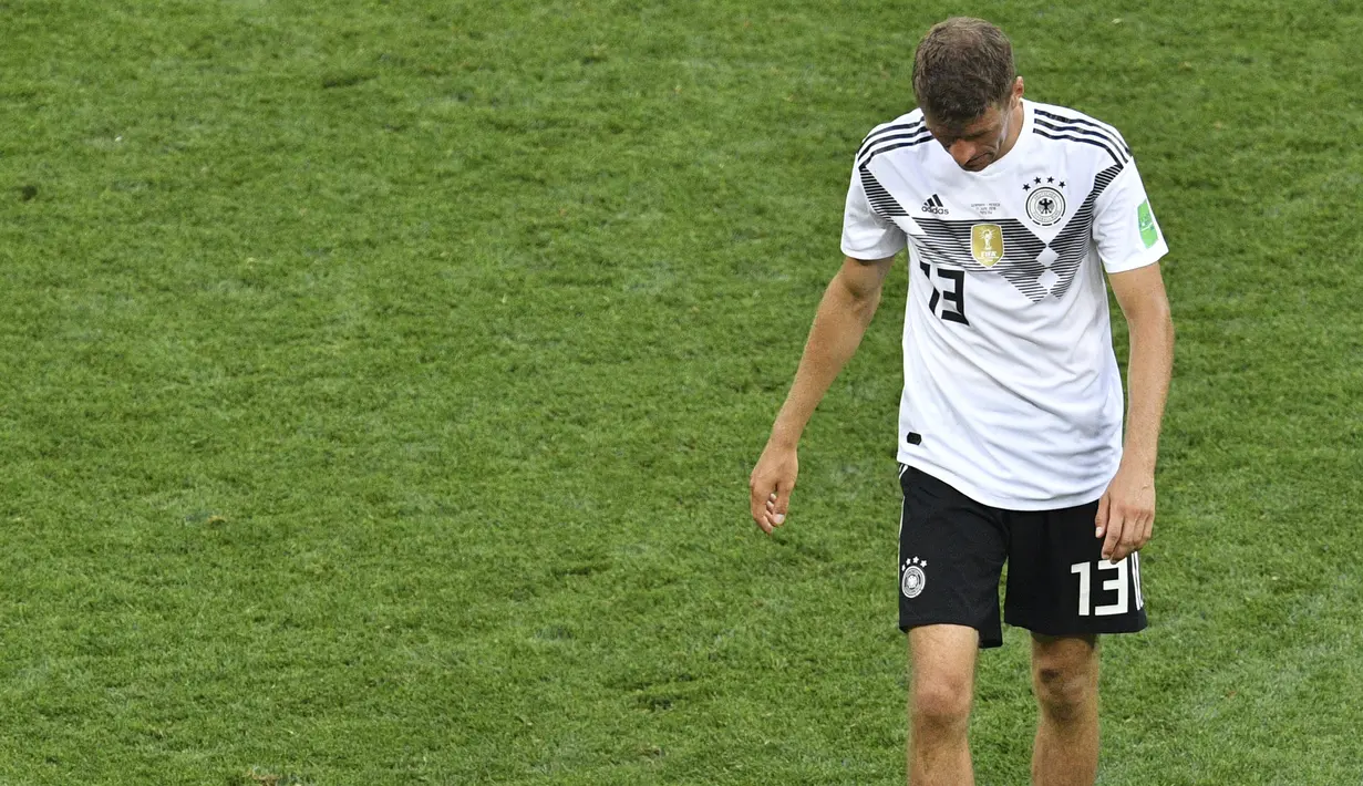 Gelandang Jerman, Thomas Mueller, tampak kecewa usai dikalahkan Meksiko pada laga Grup F Piala Dunia di Stadion Luzhniki, Moskow, Minggu (17/6/2018). Jerman kalah 0-1 dari Meksiko. (AFP/Mladen Antonov)
