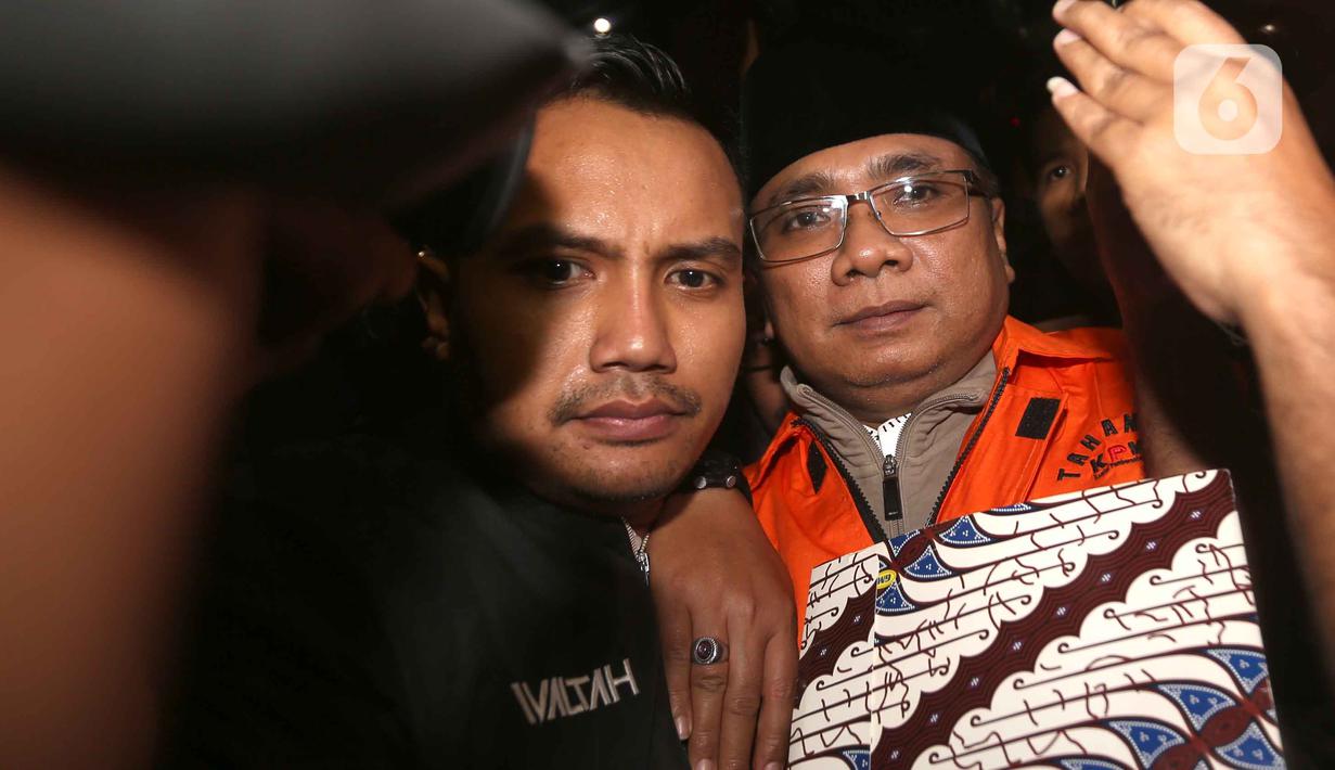 Mantan Menteri Agama, Yaqut Cholil Qoumas, saat dibawa menuju mobil tahanan di Gedung Merah Putih Komisi Pemberantasan Korupsi (KPK), Jakarta, Kamis (12/3/2026). Komisi Pemberantasan Korupsi (KPK) resmi menahan Menteri Agama periode 2020-2024, Yaqut Cholil Qoumas. (Liputan6.com/Helmi Fithriansyah)