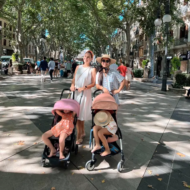 7 Potret Seru Marissa Nasution Liburan Bareng Keluarga di Spanyol