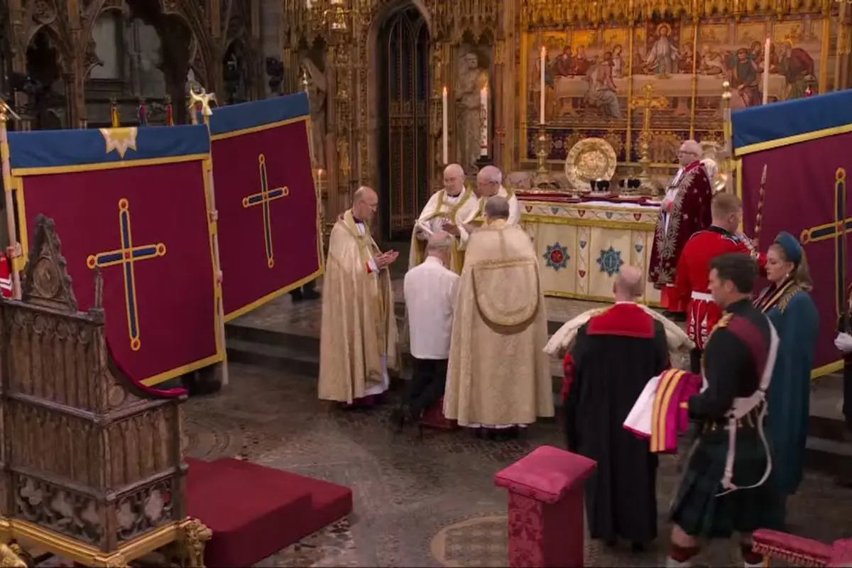 Prosesi Raja Charles III dibalur/diolesi minyak suci oleh Uskup Agung Canterbury, Justin Welby. (Youtube/ The Royal Family)