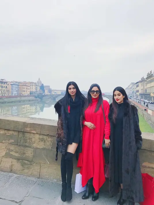 Tentu saja kepergiaan Sridevi untuk selama-lamanya ini membuat keluarganya kehilangan. Apalagi keluarganya dikenal sebagai keluarga yang harmonis. (Foto: instagram.com/sridevi.kapoor)